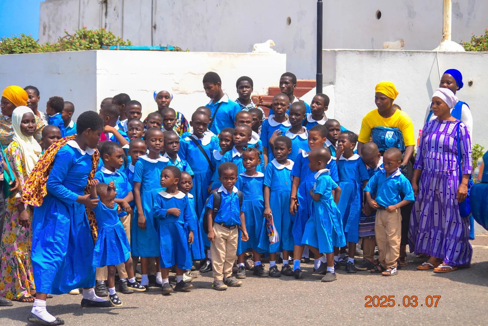HEWIS students and staff gathered together in school uniform